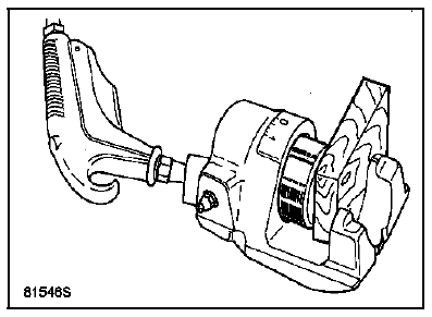 A l'aide d'une lame souple à bord rond (type jauge