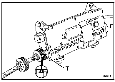 Vérifier l'état du joint torique. Placer l'ergot (T) dans