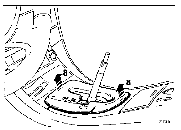 Déclipper la platine du levier (8).
