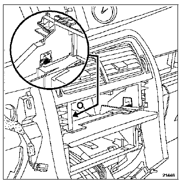 Déclipper les deux clips (O), puis déposer le cache de