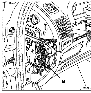 Couper le collier plastique (C) de maintien de faisceau.