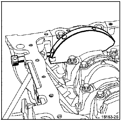 Tourner légèrement le moteur, dans le même sens, en engageant la pige