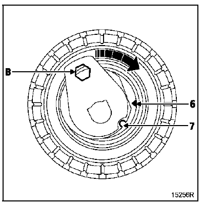 Préserrer l'écrou du galet tendeur au couple de