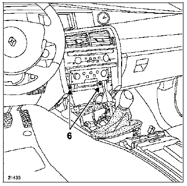 Lever l'arrière de la console. Reculer l'ensemble.