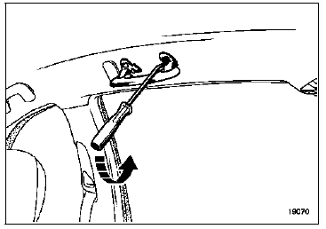 Dégager le câblage du module airbag après avoir