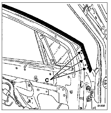 Dégager les trois clips de fixation du joint