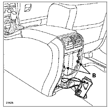 Déclipper la commande de chauffage ; déposer les vis