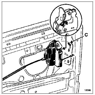 Positionner la serrure sur le crochet de maintien du