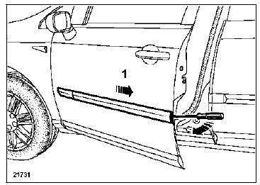 Protéger la feuillure de la porte (ruban de masquage).