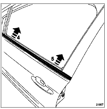 A l'aide de l'outil (Car. 1363), dégager soigneusement