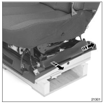 Déclipper la garniture en partie avant.