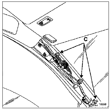 Avant la repose, vérifier le bon état des agrafes (C).