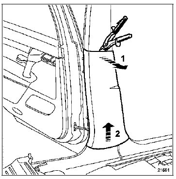 Déclipper la garniture en partie supérieure (1).