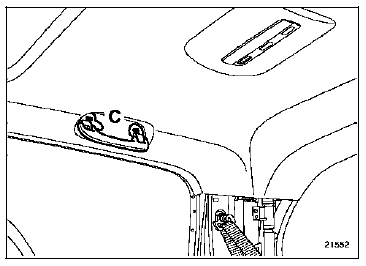 A l'aide de l'outil Car. 1597, déclipper les agrafes de