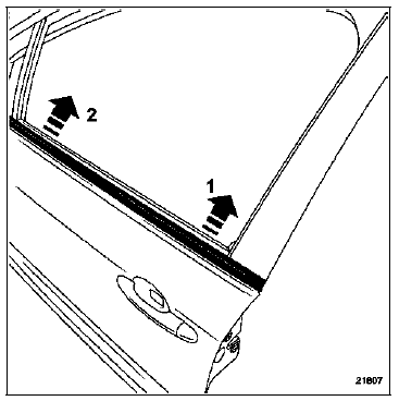 A l'aide de l'outil Car. 1363 dégager soigneusement le