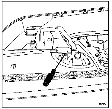A l'aide d'un tournevis plat, déclipper le cache de