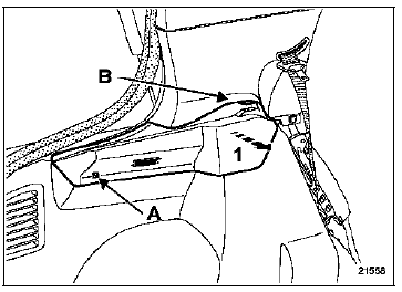 Déposer partiellement le joint de coffre arrière.