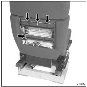 Déclipper les trois agrafes supérieures.
