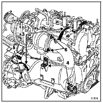 Déposer les trois écrous (7) de fixation de la bride